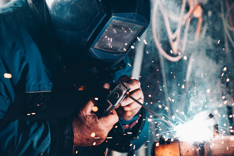 Linha de produção industrial com esteiras e equipamentos automatizados
